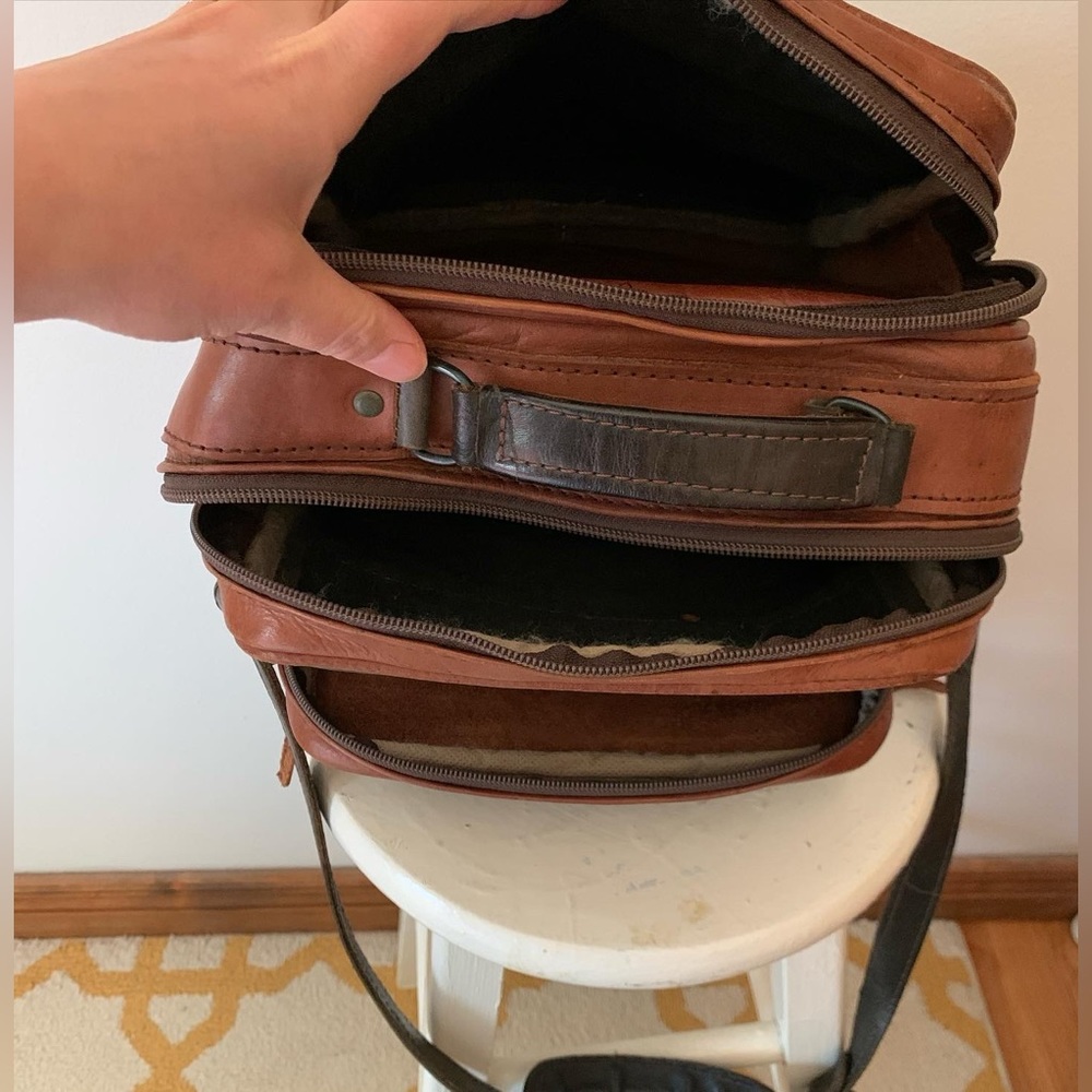 Vintage embossed leather camera bag - Picture 7 of 9